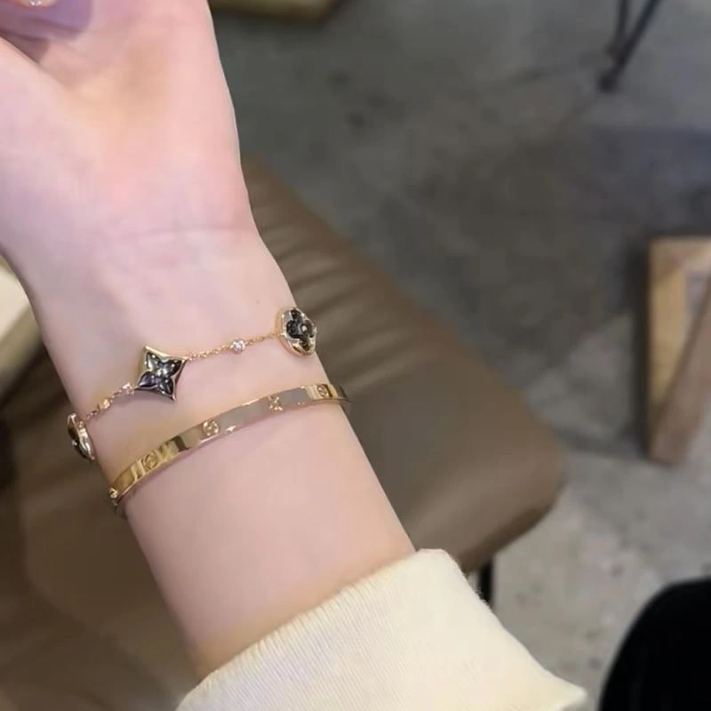Unisex Louis Vuitton Bracelets 251450