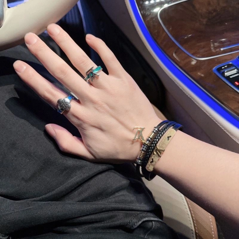 UrbanChic Louis Vuitton Bracelets 251433
