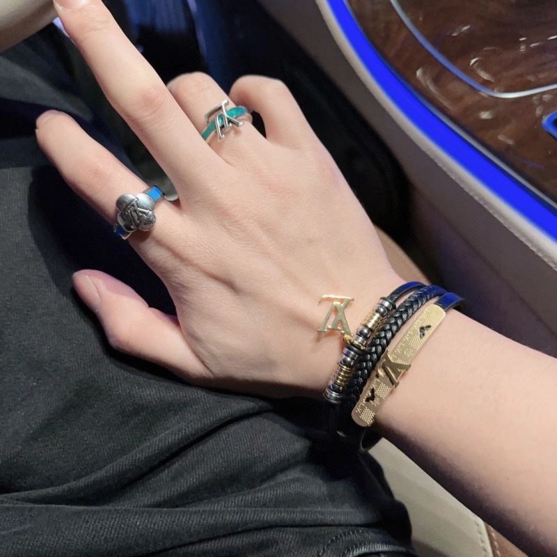 UrbanChic Louis Vuitton Bracelets 251433