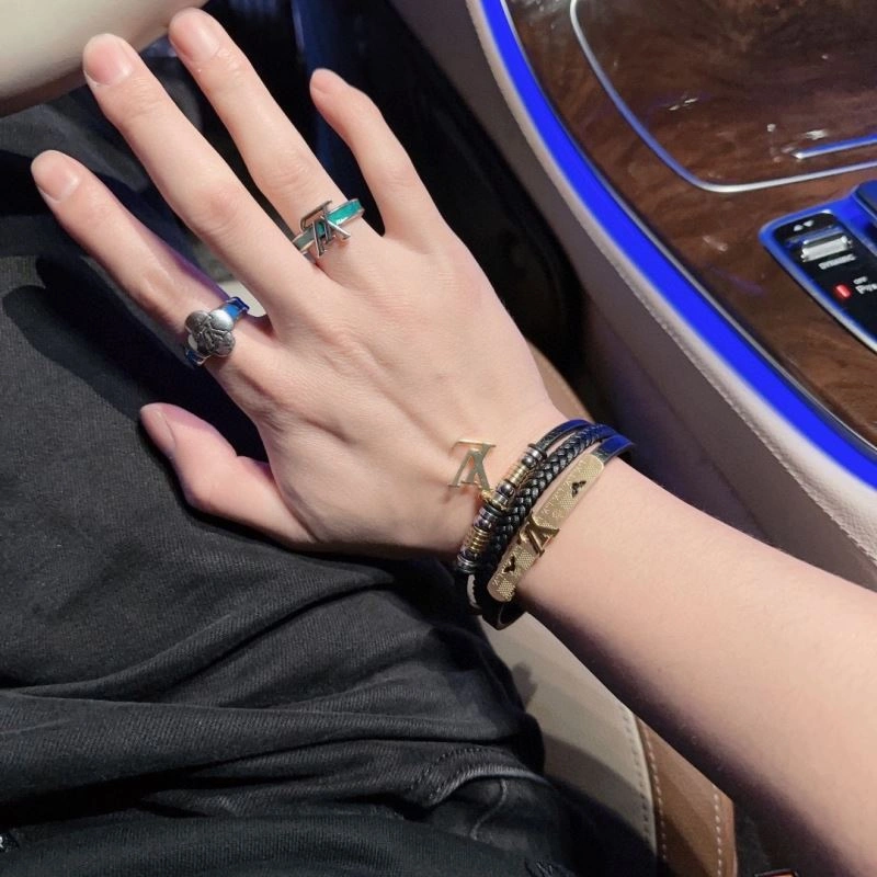 UrbanChic Louis Vuitton Bracelets 251433