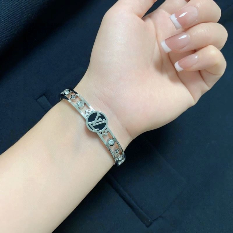 Sleek Louis Vuitton Bracelets 251425