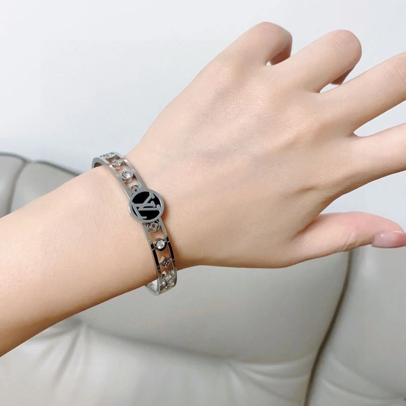 Sleek Louis Vuitton Bracelets 251425