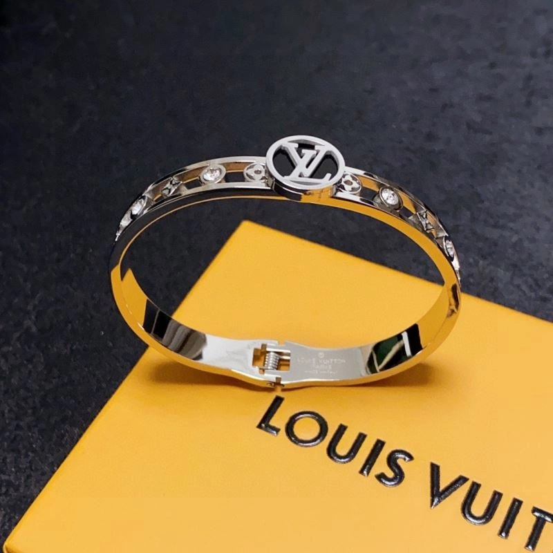 Sleek Louis Vuitton Bracelets 251425