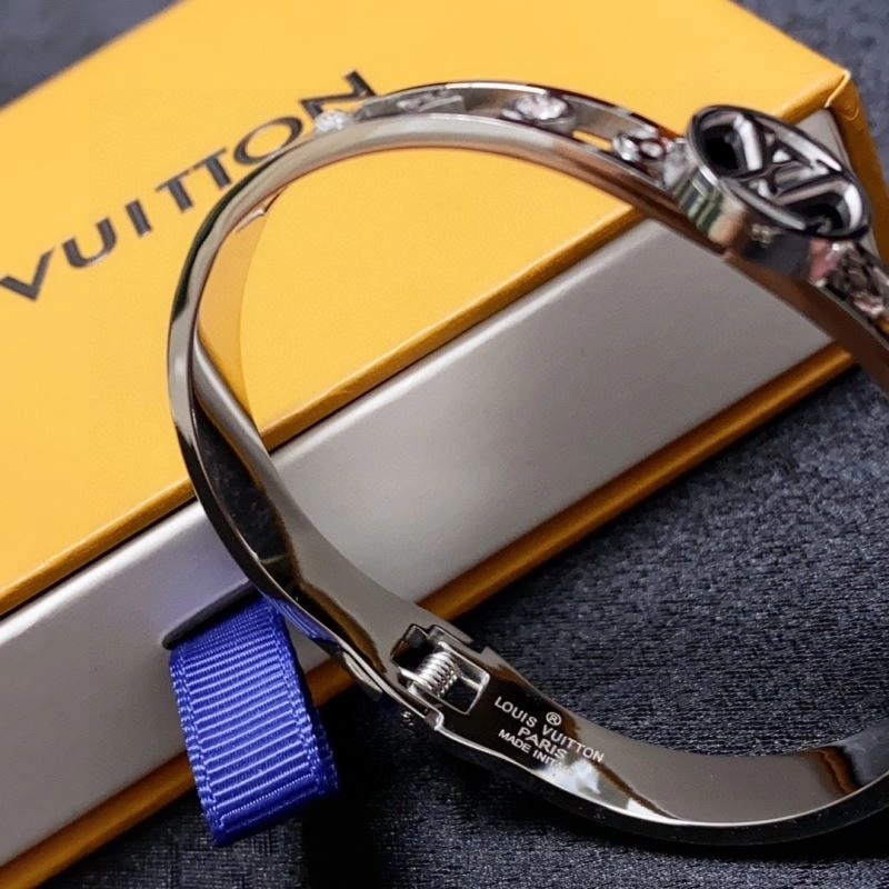 Sleek Louis Vuitton Bracelets 251425