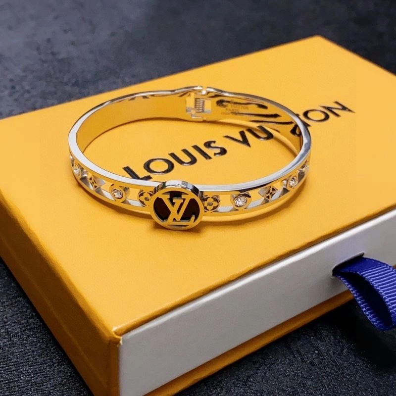 Sleek Louis Vuitton Bracelets 251425