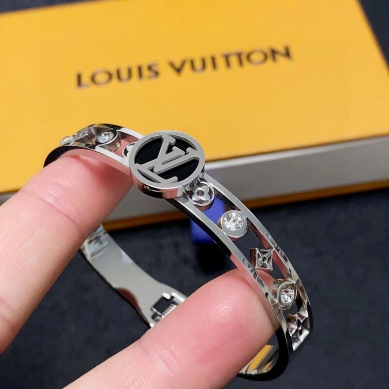 Sleek Louis Vuitton Bracelets 251425