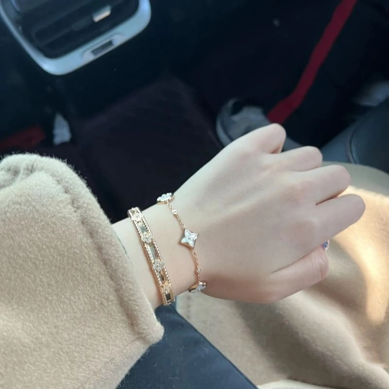 SmoothTexture Louis Vuitton Bracelets 251350