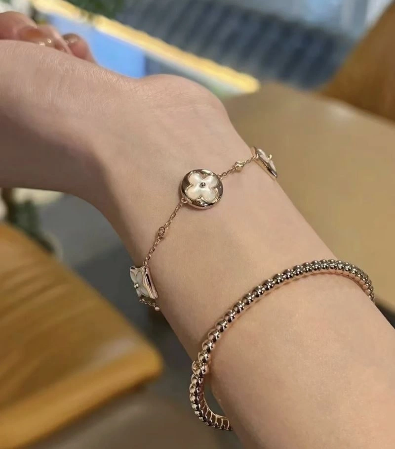 SmoothTexture Louis Vuitton Bracelets 251350
