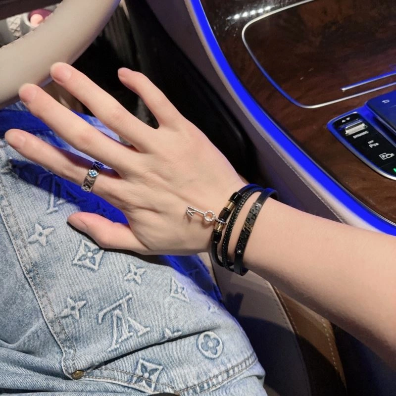 Louis Vuitton Bracelets Durable 251332
