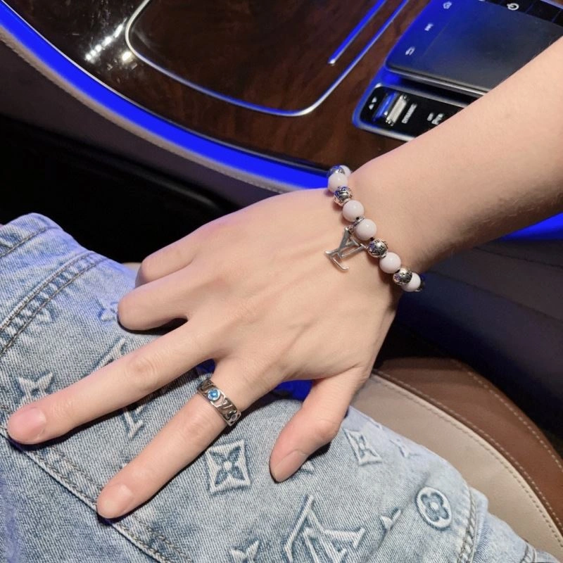 Louis Vuitton Bracelets ModernLook 251317
