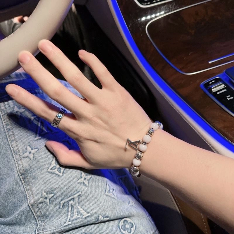 Louis Vuitton Bracelets ModernLook 251317