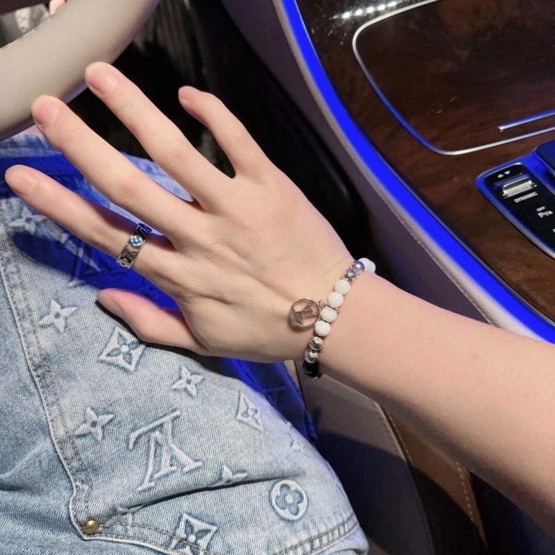 Neat Louis Vuitton Bracelets 251336