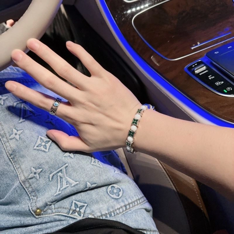 Bright Louis Vuitton Bracelets 251341