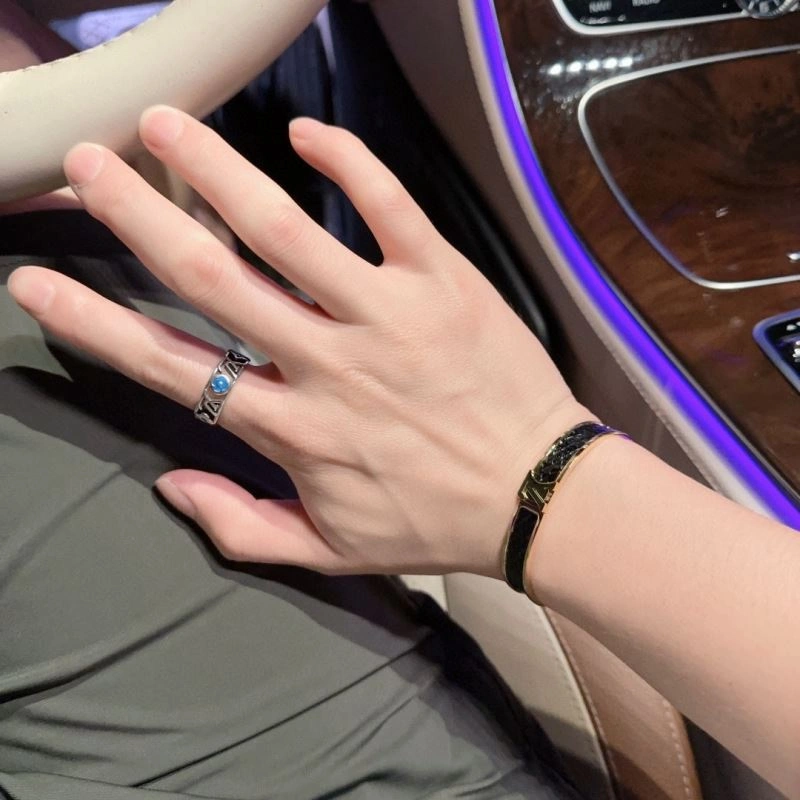 Louis Vuitton Bracelets SmoothTexture 251286
