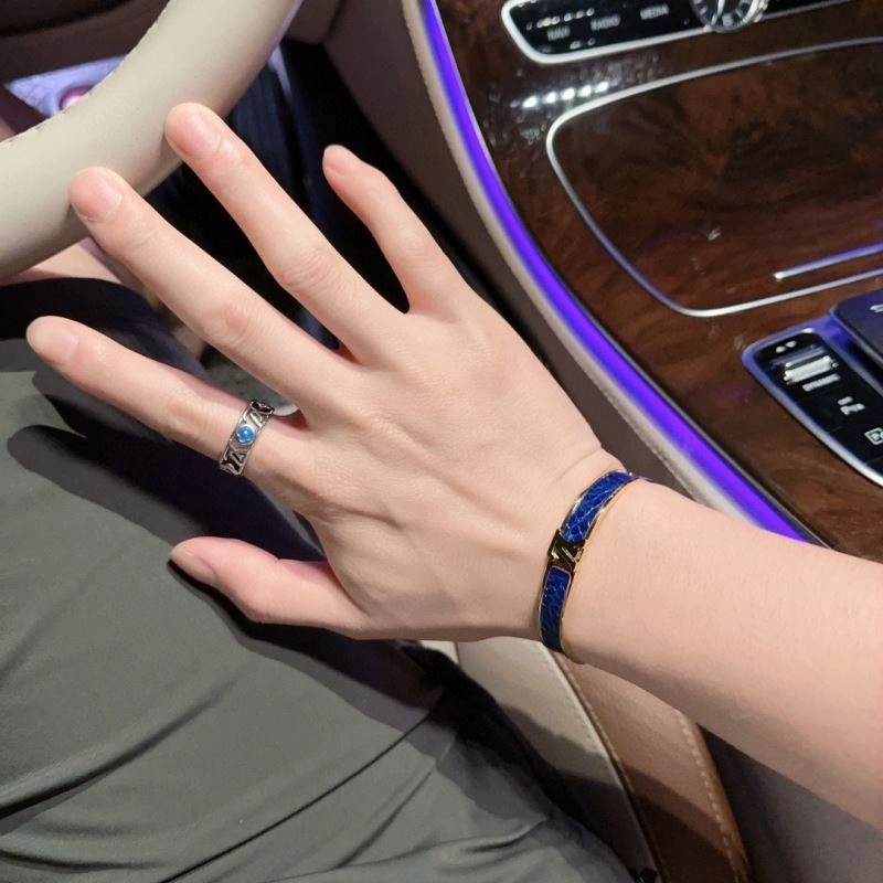Lightweight Louis Vuitton Bracelets 251291