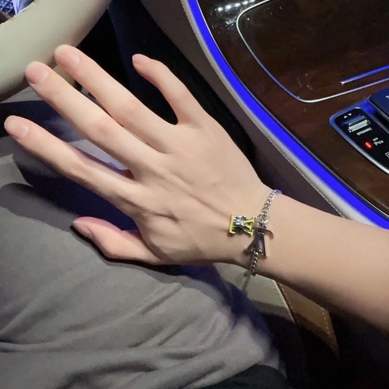 Supportive Louis Vuitton Bracelets 251768