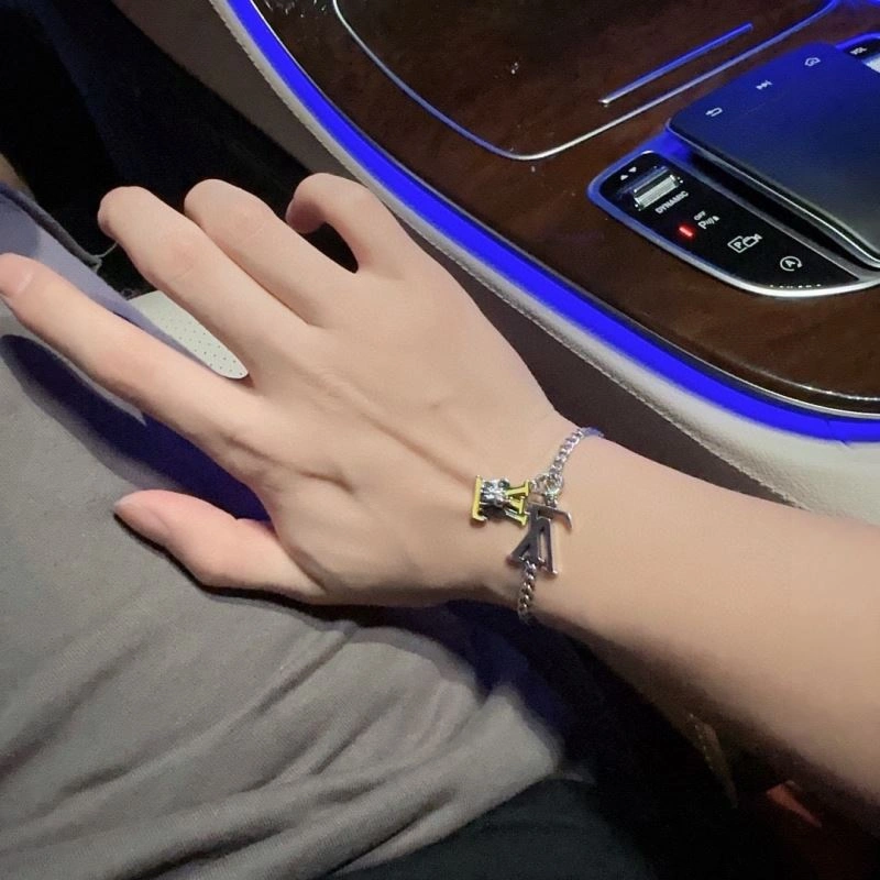 Supportive Louis Vuitton Bracelets 251768