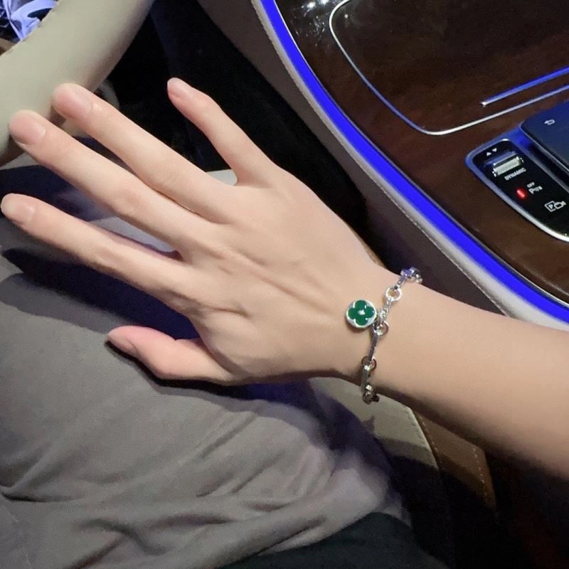 Minimalist Louis Vuitton Bracelets 251764