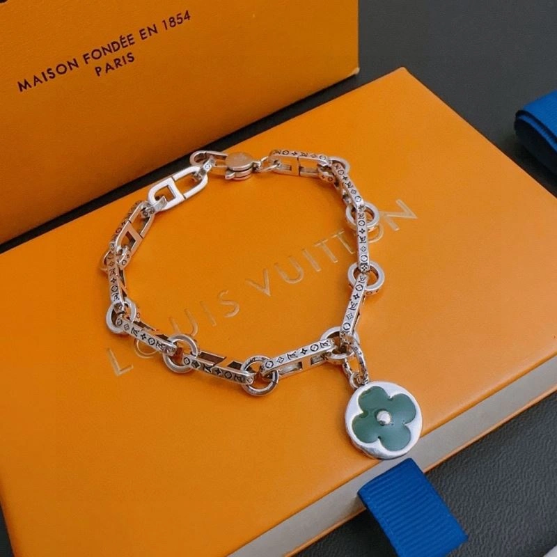 Minimalist Louis Vuitton Bracelets 251764