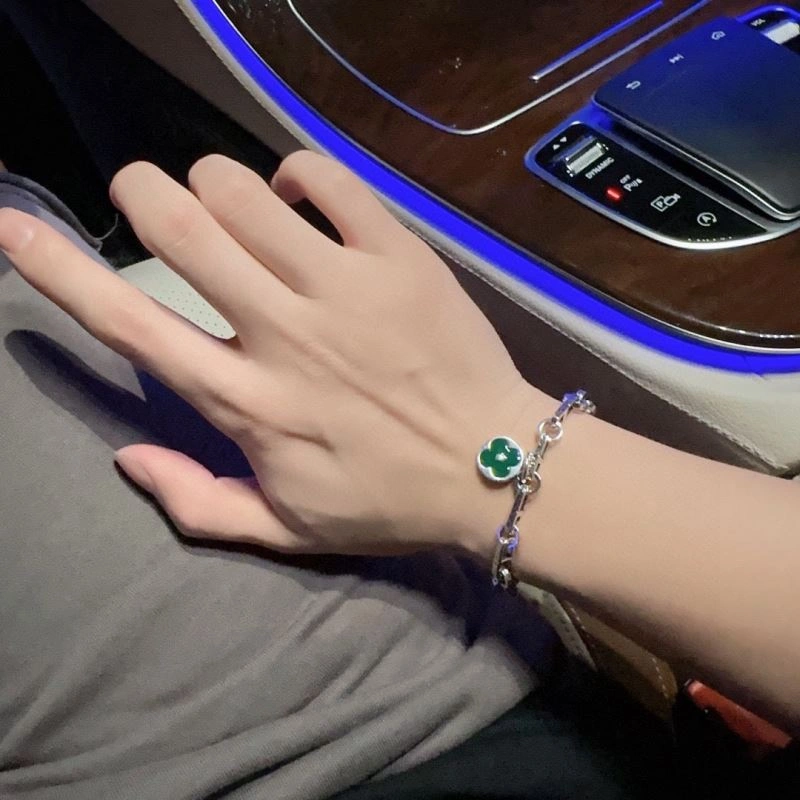 Minimalist Louis Vuitton Bracelets 251764