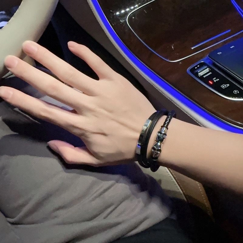Lightweight Louis Vuitton Bracelets 251755