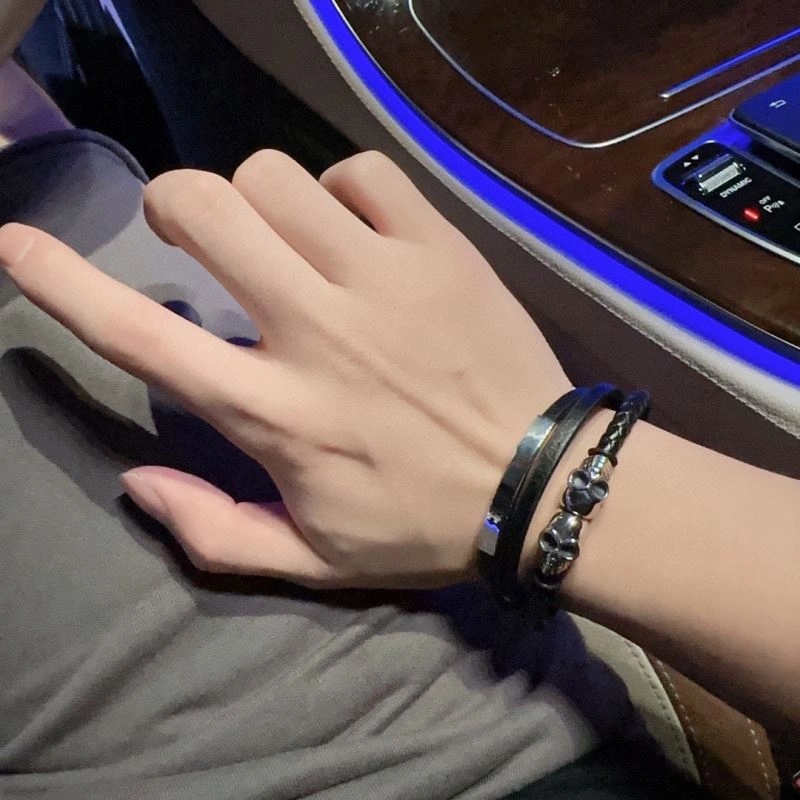 Lightweight Louis Vuitton Bracelets 251755