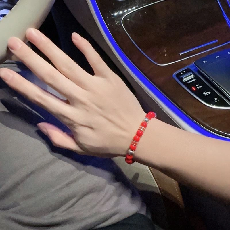 EyeCatching Louis Vuitton Bracelets 251752