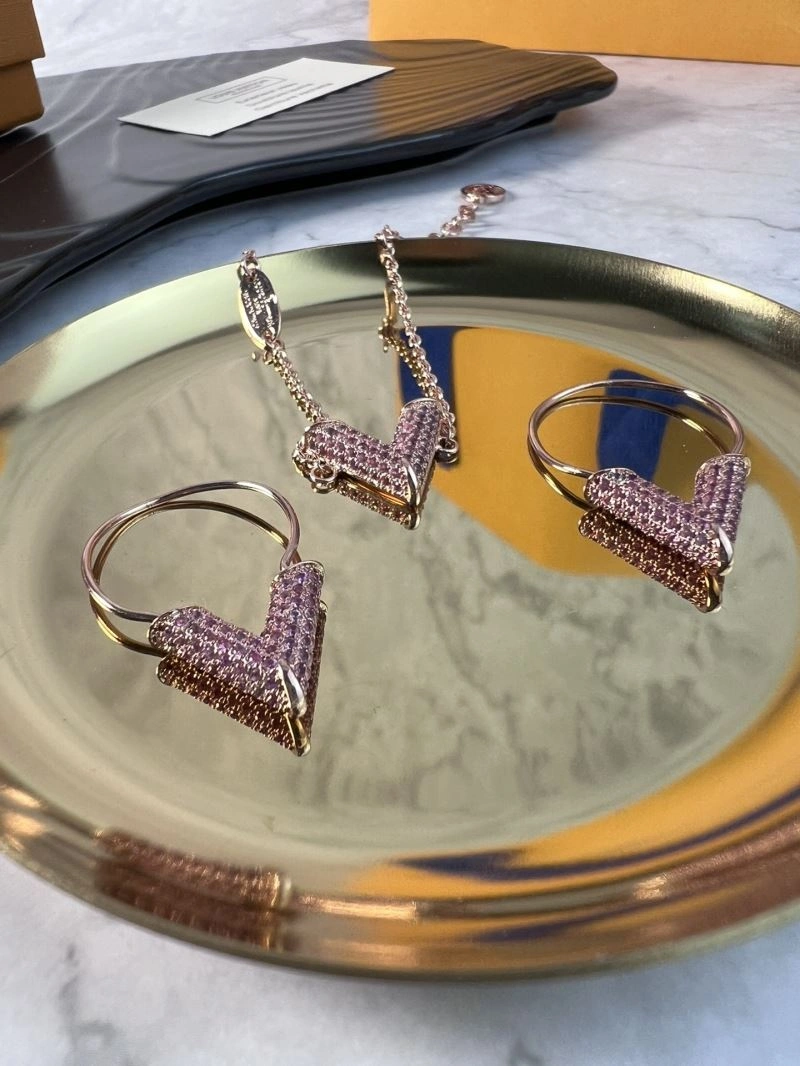 Louis Vuitton Bracelets ModernLook 251741