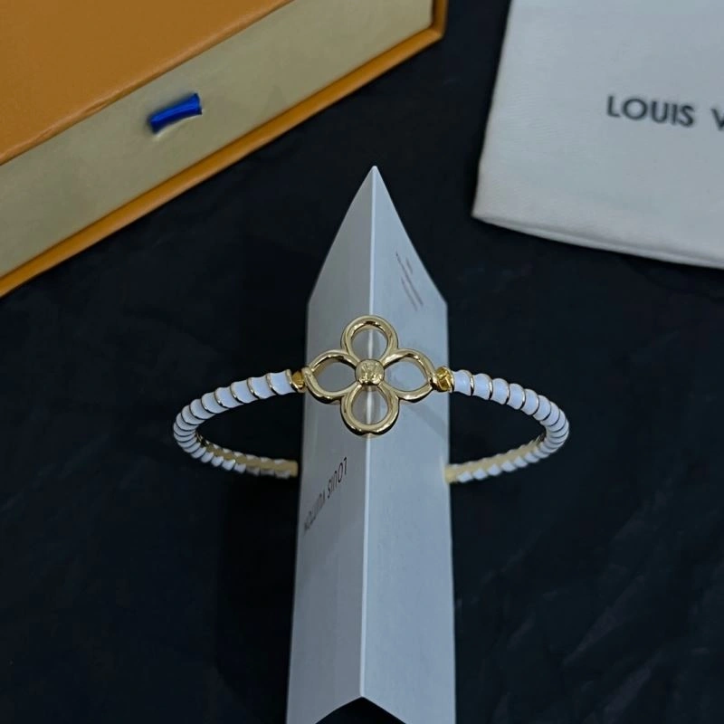 SoftTouch Louis Vuitton Bracelets 251618