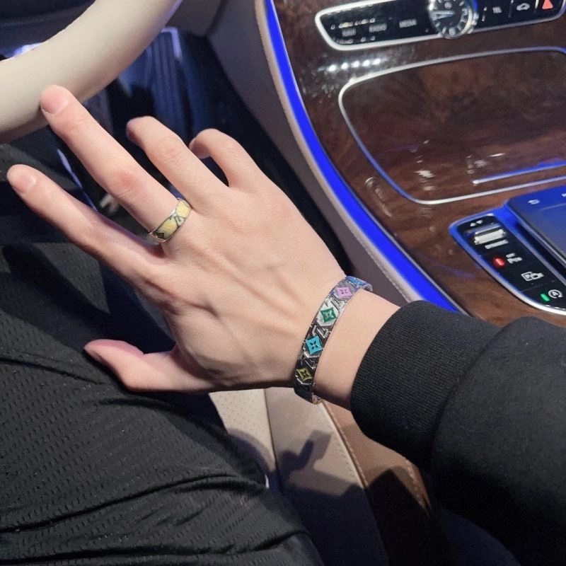 Elegant Louis Vuitton Bracelets 251594