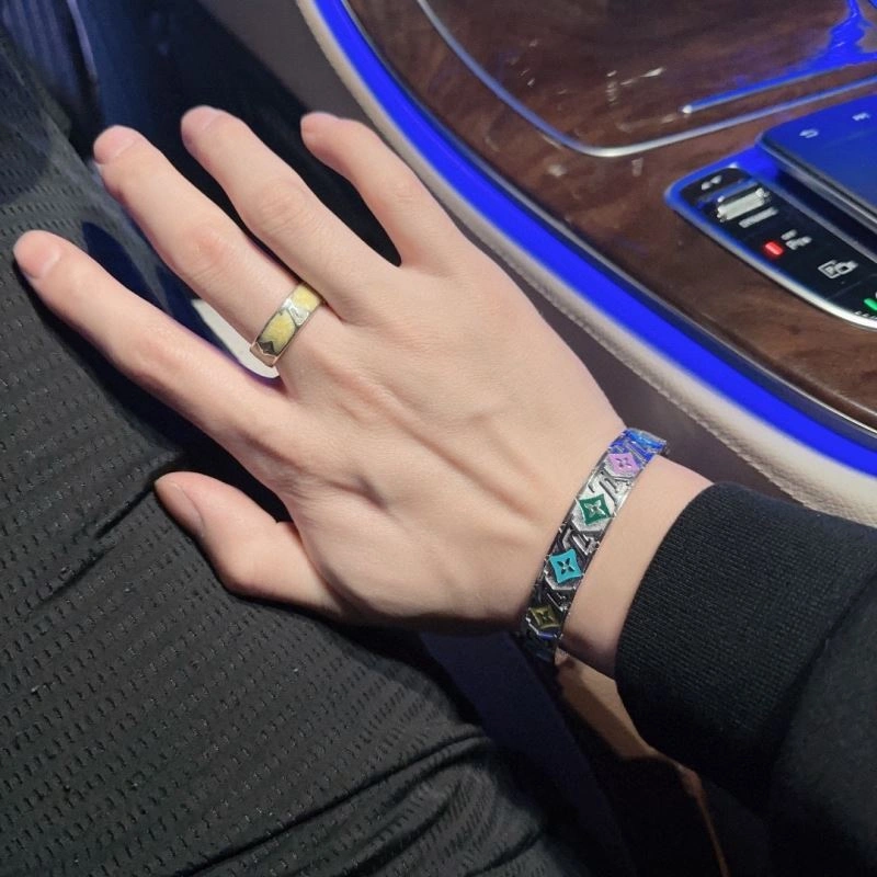 Elegant Louis Vuitton Bracelets 251594