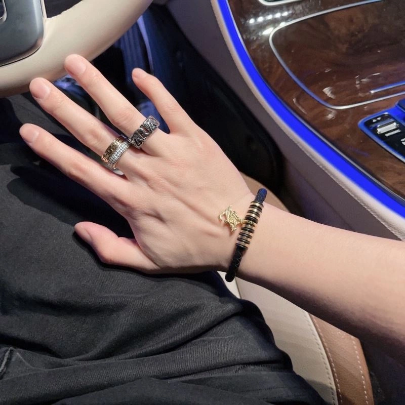 Refined Louis Vuitton Bracelets 251591