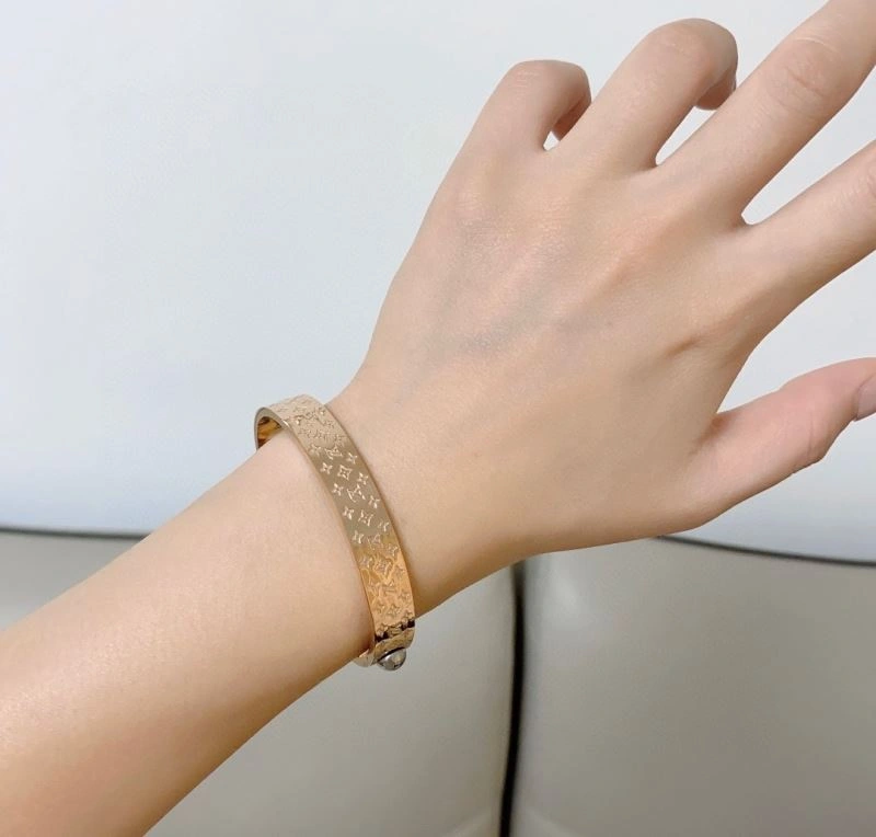 Comfortable Louis Vuitton Bracelets 251579