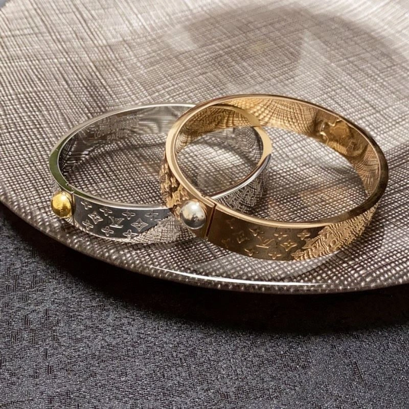 Comfortable Louis Vuitton Bracelets 251579