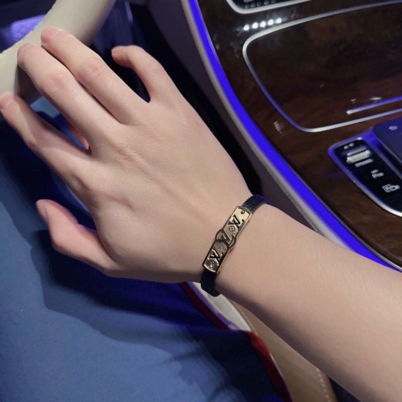 Attractive Louis Vuitton Bracelets 251584