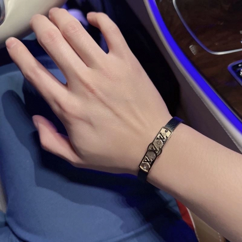 Attractive Louis Vuitton Bracelets 251584
