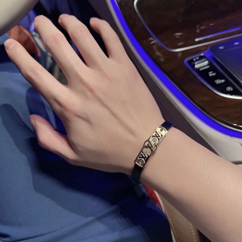 Attractive Louis Vuitton Bracelets 251584