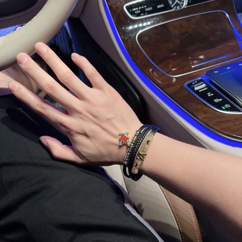 Elegant Louis Vuitton Bracelets 251583