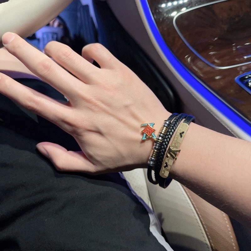 Elegant Louis Vuitton Bracelets 251583