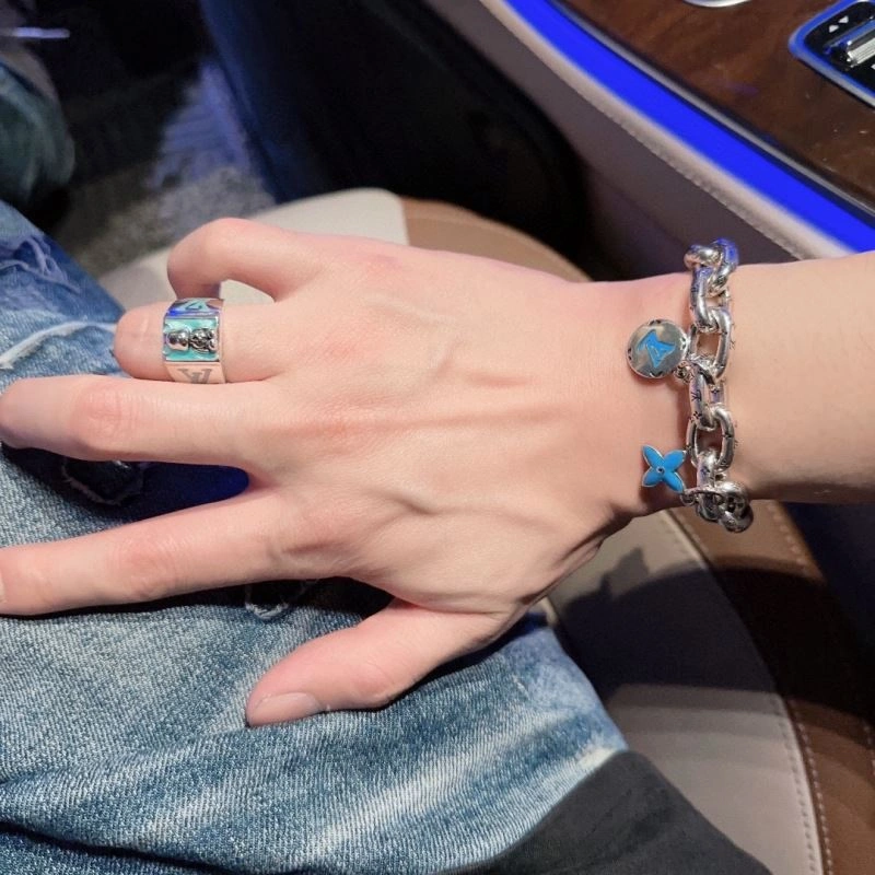 Chic Louis Vuitton Bracelets 251576