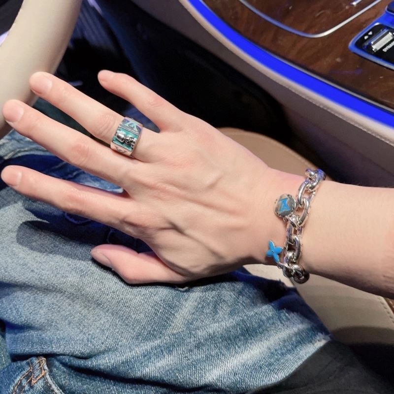 Chic Louis Vuitton Bracelets 251576