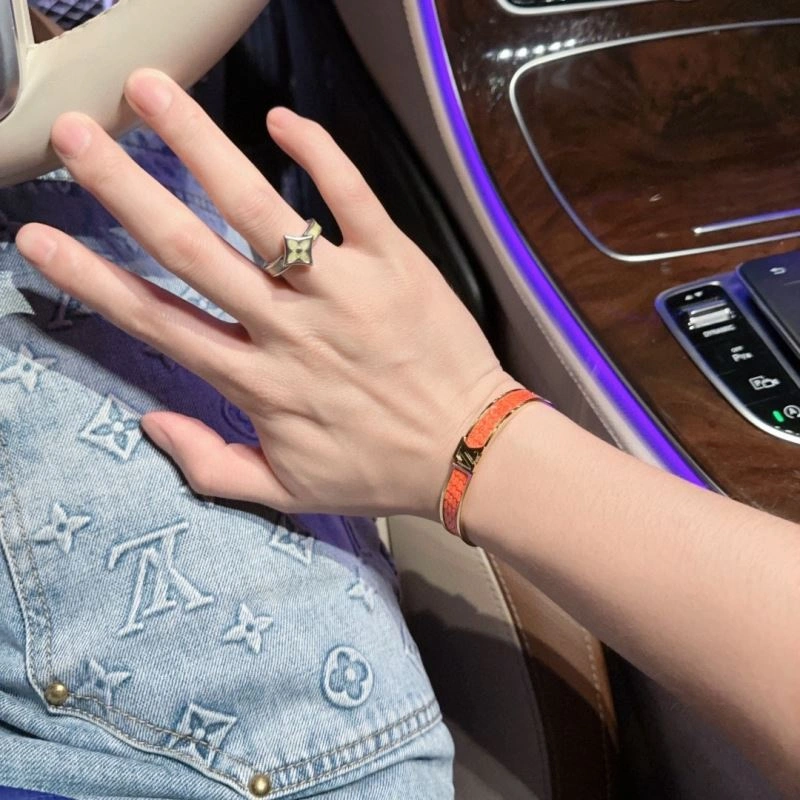Soft Louis Vuitton Bracelets 251179