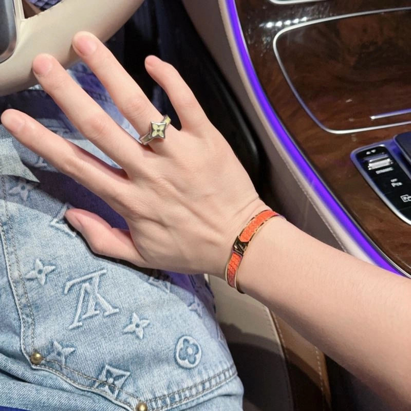 Soft Louis Vuitton Bracelets 251179