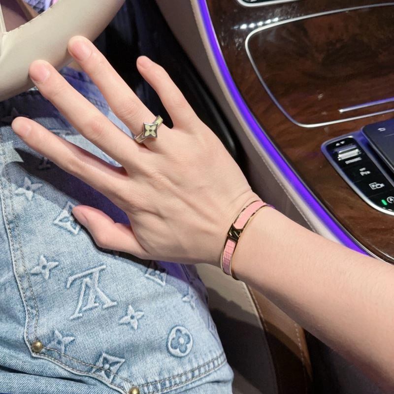 Snug Louis Vuitton Bracelets 251182
