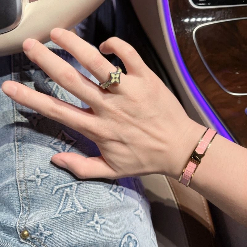 Snug Louis Vuitton Bracelets 251182