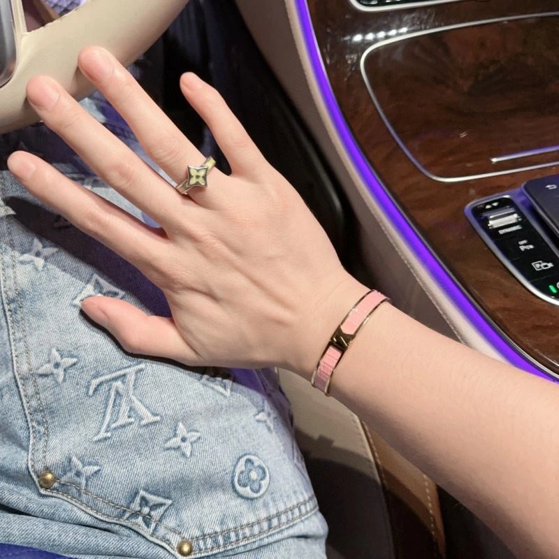 Snug Louis Vuitton Bracelets 251182