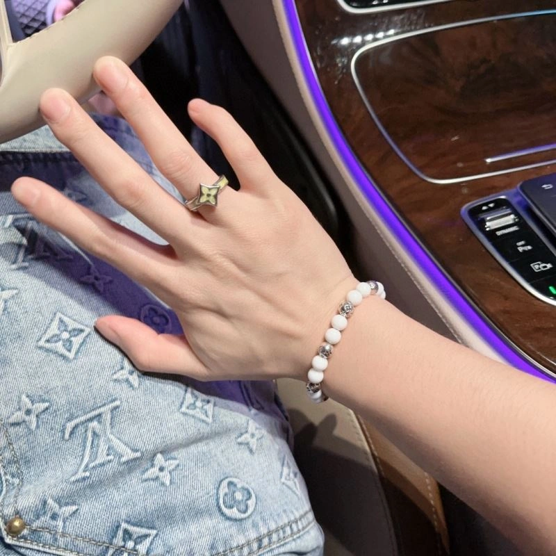 Louis Vuitton Bracelets ModernLook 251154