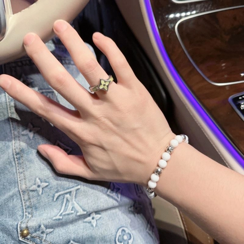Louis Vuitton Bracelets ModernLook 251154