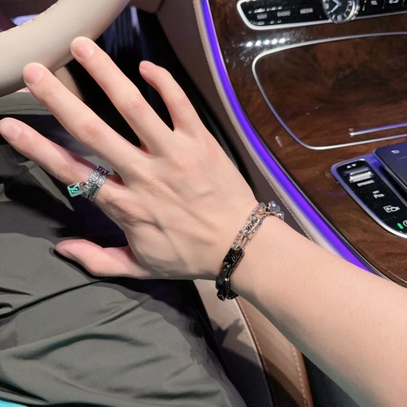 Louis Vuitton Bracelets Lightweight 251184
