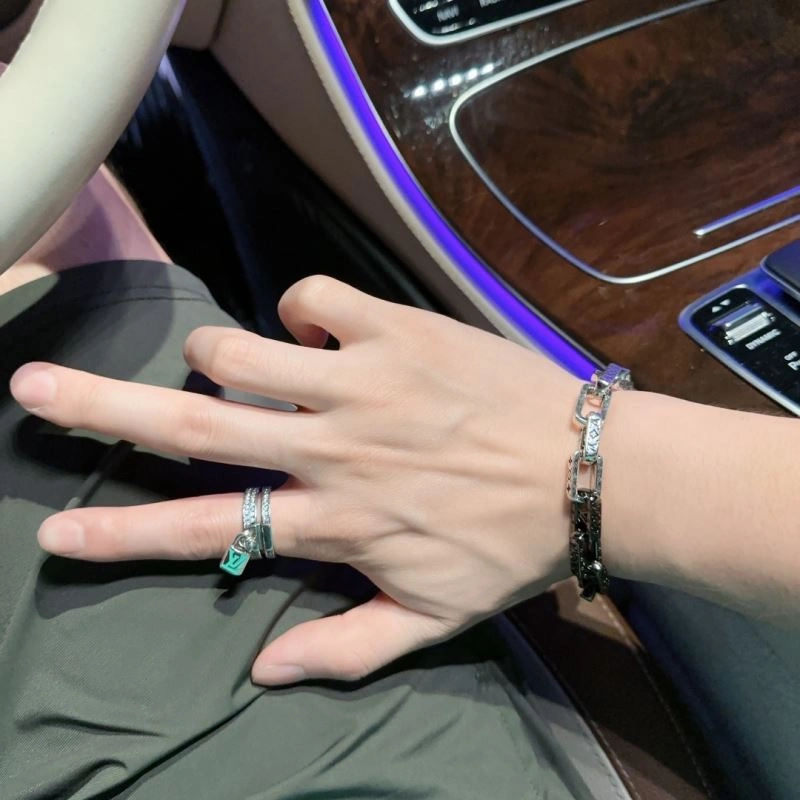 Louis Vuitton Bracelets Lightweight 251184